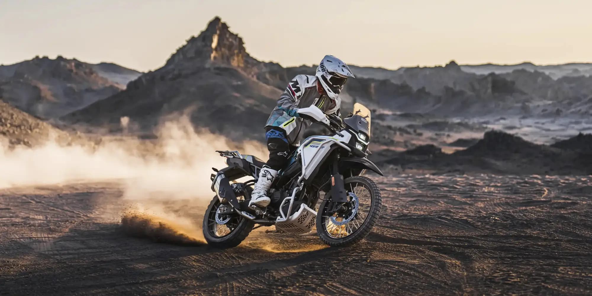 CFMOTO 450MT en pista de tierra