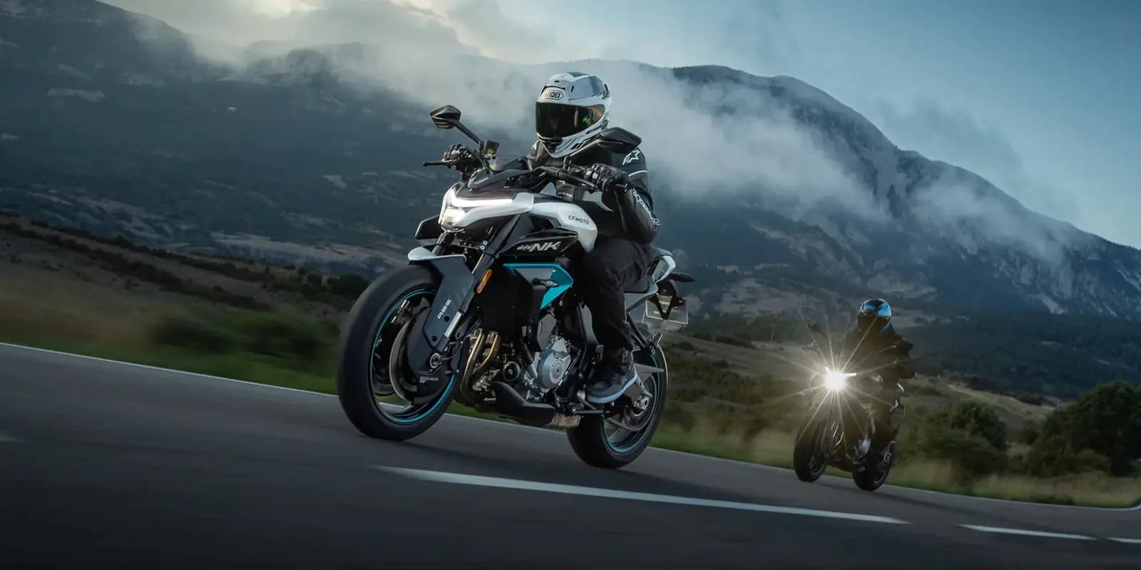 CFMOTO 675NK en carretera de montaña